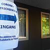 Hier geht es zum Corona-Test. Auf der Schwenninger Hallerhöhe ist ein neues Abstrichzentrum in Betrieb. Bild: Norbert Trippl