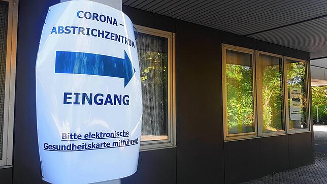 Hier geht es zum Corona-Test. Auf der Schwenninger Hallerhöhe ist ein neues Abstrichzentrum in Betrieb. Bild: Norbert Trippl