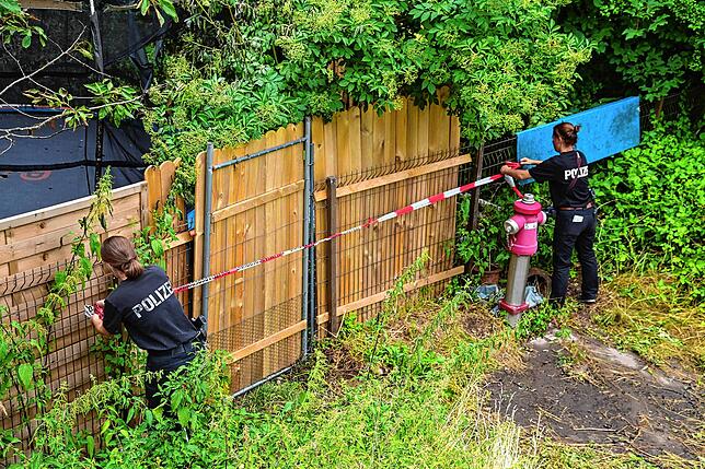 Polizistinnen der Kriminaltechnik aus Rottweil sperren die Zugänge zum Brandobjekt. Aktuell steht die Brandursache noch nicht fest.