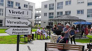 Gut lesbare Schilder weisen den Besuchern den Weg zum Viertel 4. Die Einrichtung wurde vor neun Monaten eröffnet. Jetzt zieht der ...
