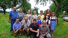Das Team der Theatergruppe Homberg-Limpach, das mit ihrem Stück das Zelt zum Toben brachte; vorn von links: Michael Benz, Berthold ...