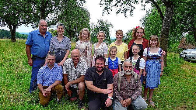 Das Team der Theatergruppe Homberg-Limpach, das mit ihrem Stück das Zelt zum Toben brachte; vorn von links: Michael Benz, Berthold ...