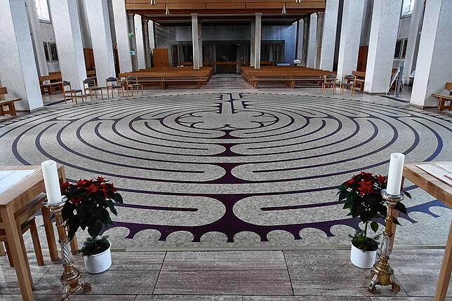 Die katholische Kirche in Görwihl kurz vor dem Umbau mit dem noch aufgeklebten Labyrinth.