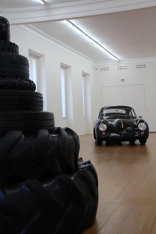 Ein Brunnen aus alten Reifen und Altöl, das Werk von Rober Pruitt. Das Öl sorgt für den richtigen Automobile-Geruch im Museum. Im ...