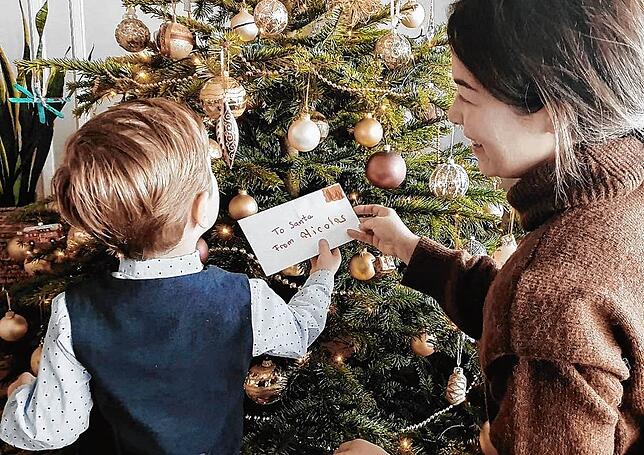 Aktuell feiert Nela Lee Weihnachten gemeinsam mit ihrem Sohn und Mann in Bukarest.