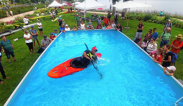 Ein Mitglied des Paddelclubs Überlingen demonstriert beim Wassersportfestival im Sommer 2021 im Tauchbecken auf der Aktionswiese, wie ...