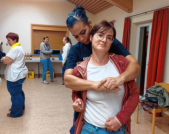 Melike Gündemir umklammert Andrea Kempf aus Denkingen von hinten. Sie setzt sich mit einem Kopfstoß und ihren Ellenbogen zur Wehr.