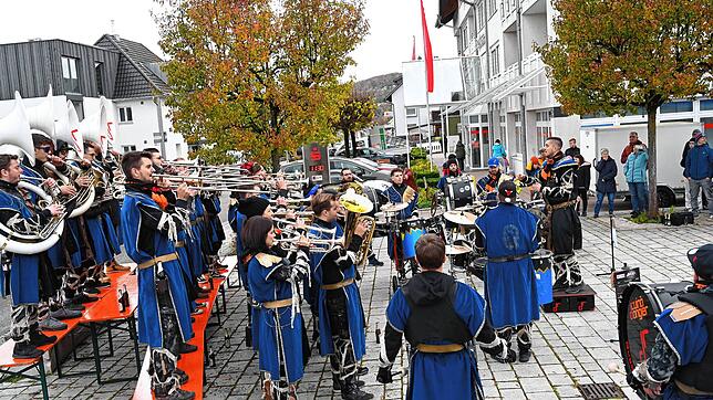Die Guggenmusik Ruinä Dängler auf dem Marktplatz in Unterlauchringen.