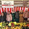 Sie sind seit Jahren fester Bestandteil auf dem Singener Wochenmarkt (von links): Lia, Thomas, Sina, Kiara, Jörg, Daniela, Luisa Hägele ...