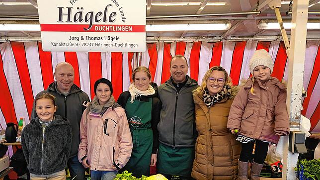 Sie sind seit Jahren fester Bestandteil auf dem Singener Wochenmarkt (von links): Lia, Thomas, Sina, Kiara, Jörg, Daniela, Luisa Hägele ...