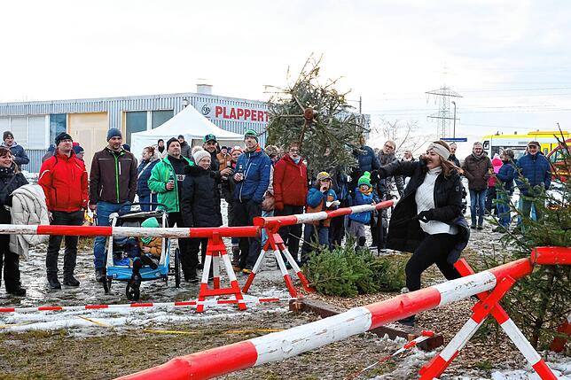 Bild 19: In Marbach fliegen die Weihnachtsbäume durch die Luft