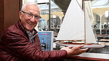 Hier nur mit einem Modellschiff beschäftigt: Reinhold Mathiebe sorgt dafür, dass bei der Bodenseewoche alle Regattaschiffe im Konstanzer ...