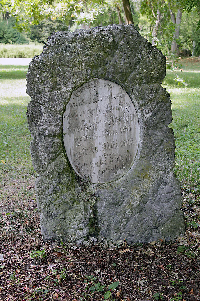 Dieser Grabstein ist über 100 Jahre alt und mittlerweile in Schieflage geraten.