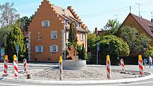 Ein Löwe aus Corten-Stahl bildet den ersten Teil der Gestaltung der Mittelinsel des innerörtlichen Kreisverkehrs der Bundesstraße 311. ...