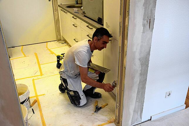 Zum Wochenende muss alles fertig sein – Handwerker sind bis zuletzt im neuen Orthopädischen Zentrum im Einsatz.