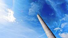 Der 246 Meter hohe Aufzugtestturm von Thyssenkrupp ist das höchste Gebäude in Baden-Württemberg. Jetzt flog eine ferngelenkte ...