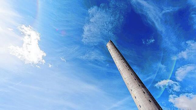 Der 246 Meter hohe Aufzugtestturm von Thyssenkrupp ist das höchste Gebäude in Baden-Württemberg. Jetzt flog eine ferngelenkte ...