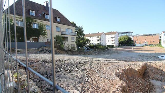Wo einst das Hotel Schöllhorn stand, ist nach dem Abriss eine große Freifläche entstanden. Links im Bild das alte Stadtkassen-Gebäude.