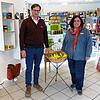 Steffen Weber, Geschäftsführer des Weltladen-Dachverbandesentstand, bei seinem Besuch im Weltlädeli Murg, mit Mitarbeiterin Claudia ...