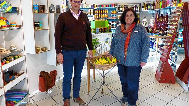 Steffen Weber, Geschäftsführer des Weltladen-Dachverbandesentstand, bei seinem Besuch im Weltlädeli Murg, mit Mitarbeiterin Claudia ...