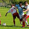 Hartnäckig: Lamin Kanteh nimmt es beim 2:0 seines SV Obersäckingen gleich gegen drei Lauchringer auf. Patrick Bergdorf, Niclas Bächle ...