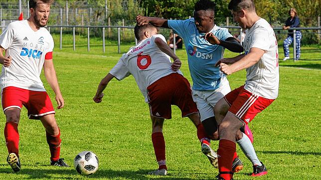 Hartnäckig: Lamin Kanteh nimmt es beim 2:0 seines SV Obersäckingen gleich gegen drei Lauchringer auf. Patrick Bergdorf, Niclas Bächle ...