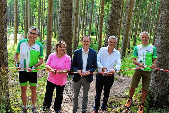 Ein Meilenstein ist die Eröffnung des Heidenloch-Bikeparks im Jahr 2018 (von links) Ideengeber Wilfried Hepting, die Landtagsabgeordnete ...