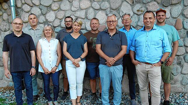Der neue Gurtweiler Ortschaftsrat (von links) ist verpflichtet: Josef Sutter, Thomas Emmerich (neu im Ortsrat), Renate Stritt, Daniel ...