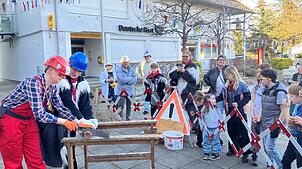Allerlei Baustellen hat die Gemeinde zu bewältigen. Wer packt es wohl besser an: die Bürgermeisterin oder der Narrenpräsident?