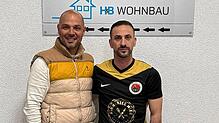 Wohl doch nicht im Dress des Türk. SV Singen in der kommende Saison: Nedzad Plavci (rechts) mit TSV-Sportvorstand Abdullah Öztürk. Foto: ...
