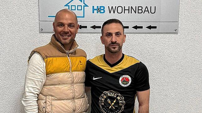 Wohl doch nicht im Dress des Türk. SV Singen in der kommende Saison: Nedzad Plavci (rechts) mit TSV-Sportvorstand Abdullah Öztürk. Foto: ...