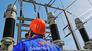 Ein Mitarbeiter von Energieversorger Badenova in einem Umspannwerk.
