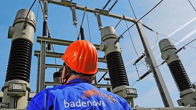 Ein Mitarbeiter von Energieversorger Badenova in einem Umspannwerk.