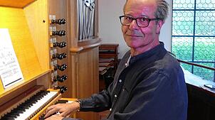 Meister an der Orgel: Der erzbischöfliche Orgelinspektor und Bezirkskantor der Erzdiözese Freiburg Johannes Götz beeindruckt in Hänner. ...
