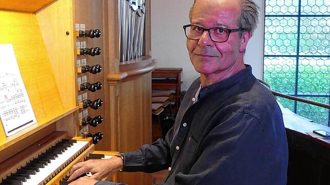 Meister an der Orgel: Der erzbischöfliche Orgelinspektor und Bezirkskantor der Erzdiözese Freiburg Johannes Götz beeindruckt in Hänner. ...