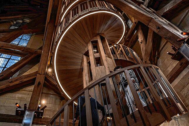 Die Holztreppe im Südturm der Kathedrale Notre-Dame de Paris, drei Tage vor der Wiedereröffnung des Rundgangs Tours de Notre-Dame für ...
