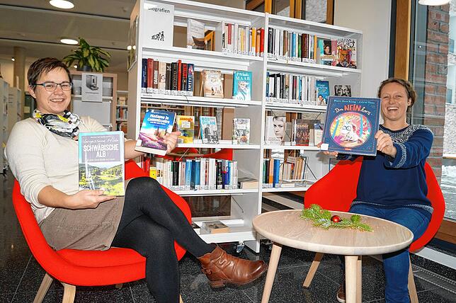 Susann Regenscheit und Anja Steppacher von der Salemer Gemeindebücherei zeigen die Lese-Favoriten zu Corona-Zeiten.