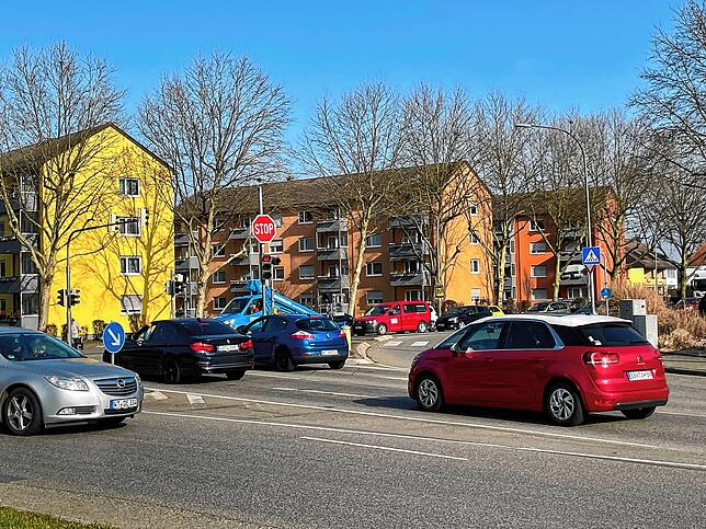 Eine der unübersichtlichsten Verkehrsknoten der Stadt: Hier bei McDonalds befinden sich dicht hintereinander zwei stark befahrene ...