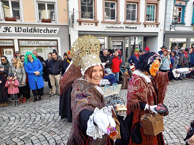 Wer die Rufe kennt, bekommt auch etwas beim großen Umzug.