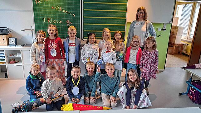 16 Kinder sind in die erste Klasse der Flößergrundschule in Wallbach eingeschult worden. Klassenlehrerin ist Birgit Bröker.