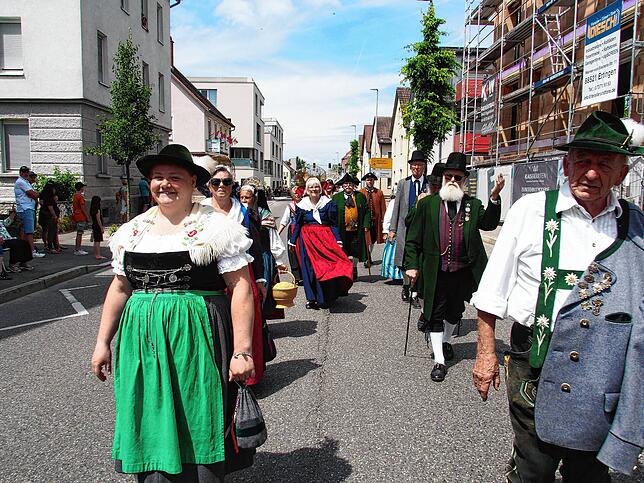 Stolz tragen die Umzugsteilnehmer ihre Trachten und Uniformen.