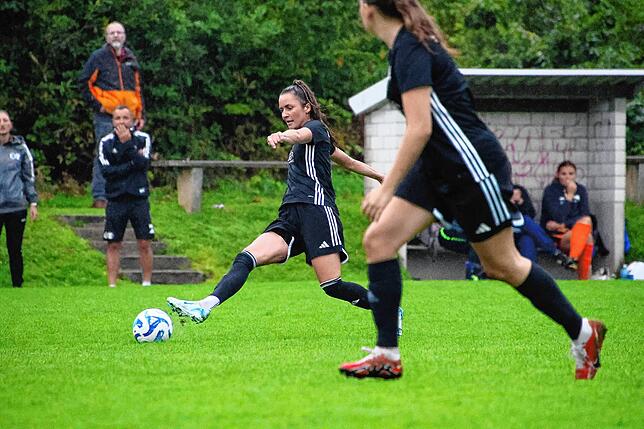 Bild 4: SC Niederhof/Binzgen setzt sich mit 5:2 gegen den FC Hauingen durch – und wir haben Fotos!