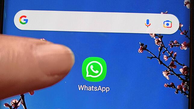 Vorsicht ist jetzt auch auf &bdquo;Whatsapp&ldquo; geboten. Der beliebte Kurznachrichtendienst, der auf den meisten Handy installiert ...