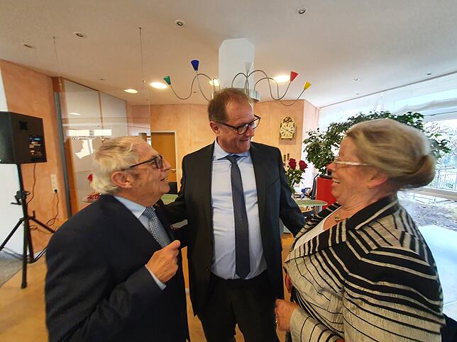 VS-Oberbürgermeister Jürgen Roth tafelt ebenfalls für Tannheim. Er spricht hier mit dem Ehepaar Bühler aus Donaueschingen.