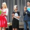 Die Abiturienten des Nellenburg Gymnasium können sich über einen tollen Schnitt freuen. Mit einer glatten 1,0 haben (von links) Laura ...