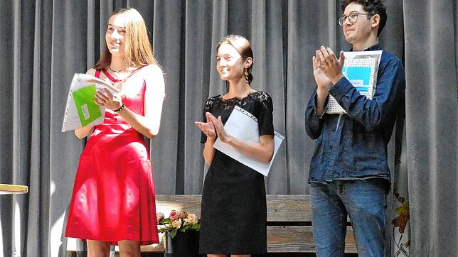 Die Abiturienten des Nellenburg Gymnasium können sich über einen tollen Schnitt freuen. Mit einer glatten 1,0 haben (von links) Laura ...