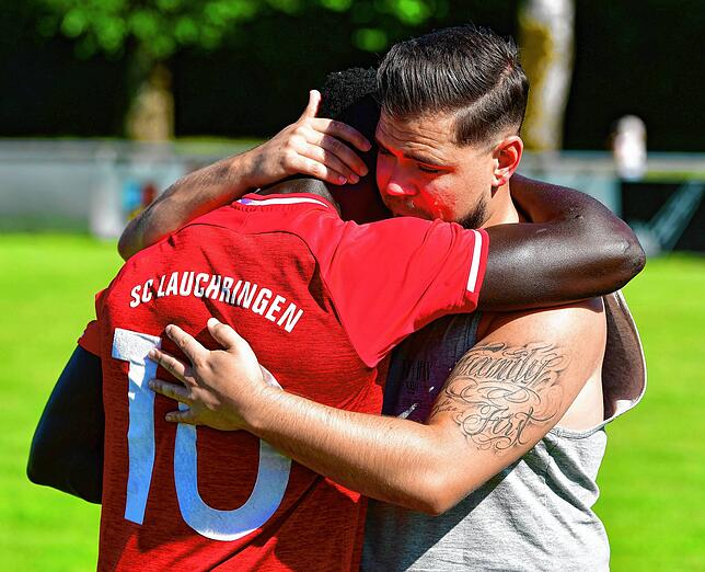 Bitterer Abstieg: Ein Punkt fehlte dem SC Lauchringen im Sommer zum Verbleib in der Kreisliga A. Hier wird Kebba Manneh von Fabian ...