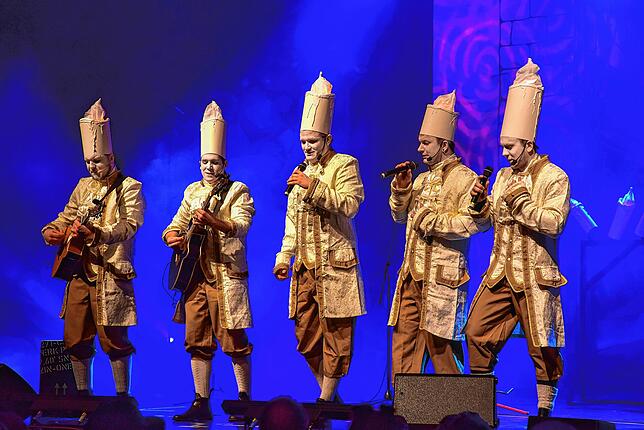 Der Hexenball ist bekannt für aufwändige Deko und fantasievolle Kostüme, so tritt diese Boygroup als Kerzenleuchter auf und besingt die ...