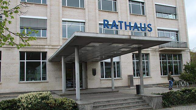 Was war da kürzlich im Singener Rathaus los? Zwei uniformierte Polizisten waren dort zu sehen, was kein ganz alltäglicher Anblick ist.