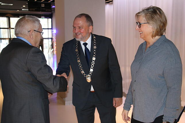 Vor der Neujahrsrede ist Händeschütteln angesagt: OB Martin Staab (Bildmitte) und seine Partnerin Andrea Rehberger begrüßen Stadtrat ...